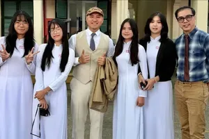 Nguyen Truong Sang (wearing a hat) is enthusiastically interacting and sharing captivating cultural and historical narratives with students from Le Quy Don High School in HCMC