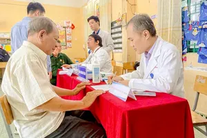 Doctors from Gia Dinh People’s Hospital in HCMC are performing medical checks to senior people (Photo: SGGP)
