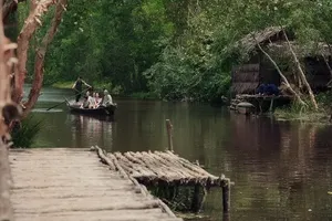 The meticulously crafted setting featured in the film “Ai Thuong Ai Men”