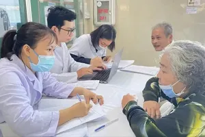 Senior citizens are undergoing periodic health examinations at the Tan Hung Thuan Ward Clinic