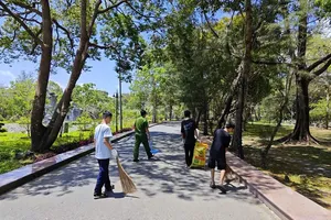 Students being disciplined by cleaning the campus and tending to the graves of fallen heroes at Hang Duong Cemetery (Con Dao, HCMC)