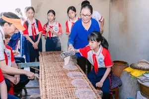 Students of Nguyen An Ninh Junior High School are enthusiastically participating in experiential activities at a traditional craft village