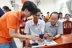 Neighborhood officials in Tang Nhon Phu Ward are training residents to use the “Neighborhood SOS” app (Photo: SGGP)