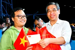 Deputy Secretary of the HCMC Party Committee and Chairman of the Vietnam Fatherland Front Committee – HCMC Branch Nguyen Phuoc Loc is presenting gifts to workers on the occasion of Workers’ Month (Photo: SGGP) 