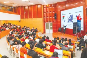 Dr Tran Quoc Thien is sharing his experiences on studying and “hunting” for scholarships with students at several universities in Vietnam 