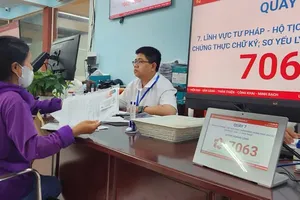 Citizens are carrying out administrative procedures at the Phu Loi Ward Public Administration Service Center (Photo: SGGP)