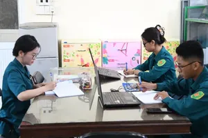 Militia members of Cau Kieu Ward are taking advantage of their lunch break to review their lessons 