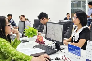 Local residents are coming to the Public Administration Service Center of Xuan Hoa Ward to carry out administrative procedures (Photo: SGGP)