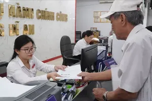 A specialist at the Di An Ward Public Administration Service Center is receiving and processing citizen dossiers (Photo: SGGP)