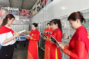 Workers at Asia-Italy Door Technology Co. Ltd. in Tan Hiep Ward are diving into reading about Uncle Ho at the company’s dedicated Ho Chi Minh Cultural Space