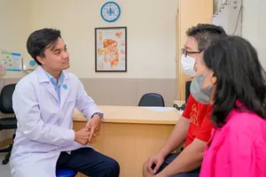 A doctor at the University Medical Center HCMC is examining a patient suffering from allergies 