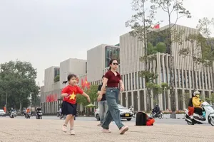 Citizens are casually strolling along Doc Lap Street in Ba Dinh Ward of Hanoi (Photo: SGGP)