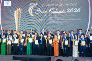 Representatives of the author groups whose products are awarded the Sao Khue 2026 Prizes (Photo: SGGP)