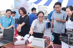 Nguyen Phan Bao Tin (wearing glasses), a non-specialized worker in Lai Thieu Ward, is actively participating in a digital transformation event (Photo: SGGP)