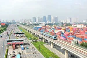 Metro Line 1 passing through the Phuoc Long Port area in Thu Duc Ward of HCMC (Photo: SGGP)