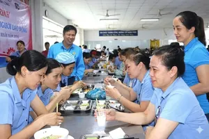 The labor union stationed at AVESTA Group JSC. in Lam Thao Commune of Phu Tho Province is organizing a “Labor Union Meal” with hundreds of participating workers (Photo: Lam Thao Commune Labor Union)