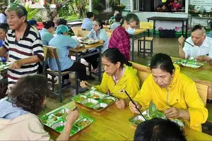 Patients and hospital staff are enjoying zero-dong meals at the “Happy Canteen” located within Le Van Thinh Hospital in Binh Trung Ward of HCMC (Photo: SGGP)