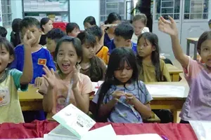 Children are participating in the charity class at Khoi Village in Ia Pia Commune of Gia Lai Province (Photo: SGGP)