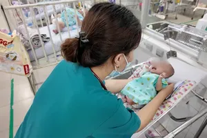 A doctor is caring for an abandoned newborn at Children’s Hospital 2 in HCMC (Photo: SGGP)