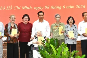 HCMC People’s Committee Chairman Nguyen Van Duoc and Deputy Secretary of the HCMC Party Committee Van Thi Bach Tuyet are delivering tribute certificate to soldiers and crucial eyewitnesses at the seminar (Photo: SGGP)