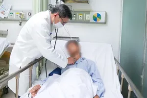 A dedicated doctor at Gia Dinh People’s Hospital is meticulously checking the medical condition of a young patient currently suffering from a myocardial infarction