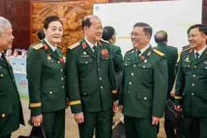 Senior Lieutenant General Be Xuan Truong (third from the left), Vice President of the Central Committee of the Vietnam Fatherland Front and President of the Vietnam War Veterans’ Association, is exchanging views with fellow delegates during the first working day of the 8th National Congress of the Vietnam War Veterans’ Association for the 2026-2031 tenure on the morning of June 16 (Photo: SGGP)