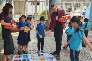 Extracurricular educational activities engaged in by students at Hoa Binh Primary School in Saigon Ward, HCMC (Photo: SGGP)