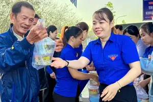 The Youth Union of Dau Tieng Commune in HCMC is coordinating with various local units to serve free breakfasts for local residents (Photo: SGGP)