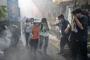 Engaged residents of Xuan Hoa Ward meticulously practice their firefighting and rescue plans right within densely populated residential areas featuring tight alleyways