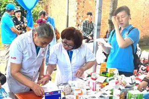 The Executive Board of Chanh Nghia 3 Neighborhood in Thu Dau Mot Ward is coordinating with a specialized medical unit to orchestrate a comprehensive health check-up event for local residents (Photo: SGGP)