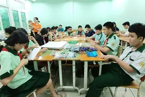 The dynamic STEM experience club organized by Ha Huy Tap Junir High School in Gia Dinh Ward during the sprawling summer break 