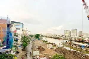 The cleared premise along the Northern bank of the Doi Canal right after residents’ houses were dismantled to serve the urban beautification and canal environment improvement project in Chanh Hung Ward (Photo: SGGP)