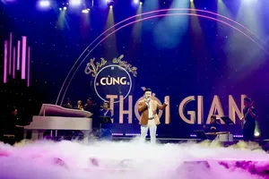Meritorious Artist Pham The Vi is performing the song “Ho Chi Minh – The Most Beautiful Name” right during the program “Singing From The City Bearing His Name” (Photo: SGGP)
