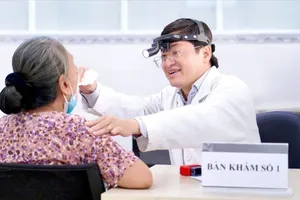 A doctor at Gia Dinh People’s Hospital is thoroughly examining a patient (Photo: SGGP)