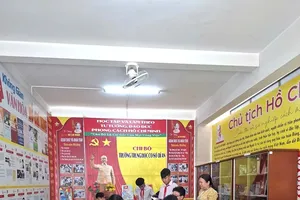Students at Di An Junior High School in Di An Ward can effortlessly search for and borrow books through the specialized software at their school library (Photo: Di An Junior High School)