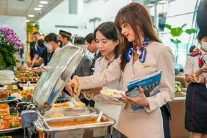 International tourists are delightfully savoring exquisite cuisine at the Jasmine Halal lounge inside Tan Son Nhat International Airport in HCMC (Photo: SGGP)