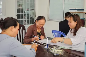 A dedicated civil servant in Trung My Tay Ward is enthusiastically guiding citizens in completing complex administrative procedures (Photo: SGGP)