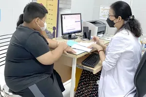 A doctor at Children’s Hospital 2 in HCMC is examining the young boy weighing a staggering 108kg, suffering from class-3 obesity alongside drastically elevated blood lipids and liver enzymes (Photo: SGGP)