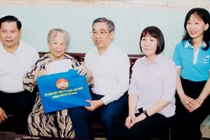 HCMC Party Committee Deputy Secretary and Chairman of the Vietnam Fatherland Front – HCMC Branch Nguyen Phuoc Loc is visiting and paying tribute to Vietnamese Heroic Mother Nguyen Thi Huu Tai on the occasion of July 27 this year (Photo: SGGP)