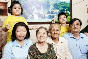 Mr. Le Hong Tu and Ms. Nguyen Thi Chau are pictured alongside their beloved children and grandchildren (Photo: Provided by the subjects)