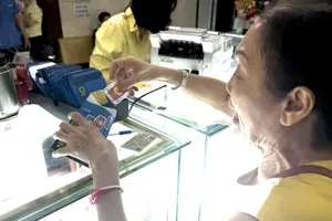 Customers are purchasing SJC gold rings at SJC Company (Photo: SGGP)