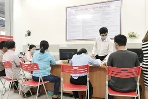 Citizens are completing notarization procedures at the Vu Trung Thanh Notary Office, located at 177A Hung Vuong Street in Xuan Loc Ward of Dong Nai City (Photo: SGGP)