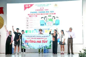 An anti-drug propaganda theoretical work performed in An Phu Dong Ward (Photo: SGGP)