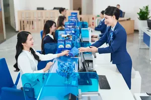 A transaction taking place at a bank in HCMC (Photo: SGGP)
