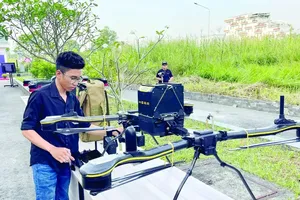 A staff member testing UAV delivery in Saigon Hi-Tech Park in HCMC (Photo: SGGP)