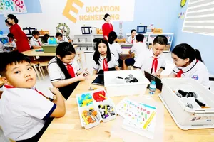 Students of Binh Chuan 3 Primary School in Thuan Giao Ward are joyfully attending the school’s inauguration day (Photo: SGGP) 