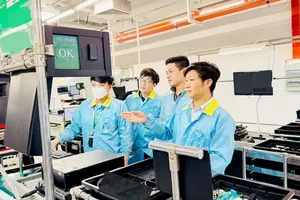Mr. Vo Anh Tuan (far right) and his colleagues are thoroughly inspecting technological components at Jabil Vietnam LLC (Photo: provided by subject)