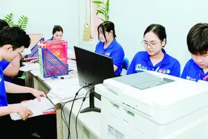 Volunteers from the “Apprentices Serving the People” squad are actively assisting with data entry and document arrangement tasks in Cau Kieu Ward (Photo: SGGP)