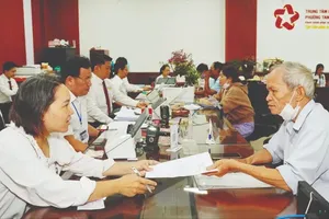 Civil servants at the Public Administration Service Center of Tam Binh Ward are receiving and processing administrative procedures for local residents (Photo: SGGP)