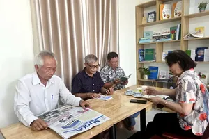 News obtaining activities at the Daycare Center for the Elderly” in Binh Tan Ward (Photo: SGGP)